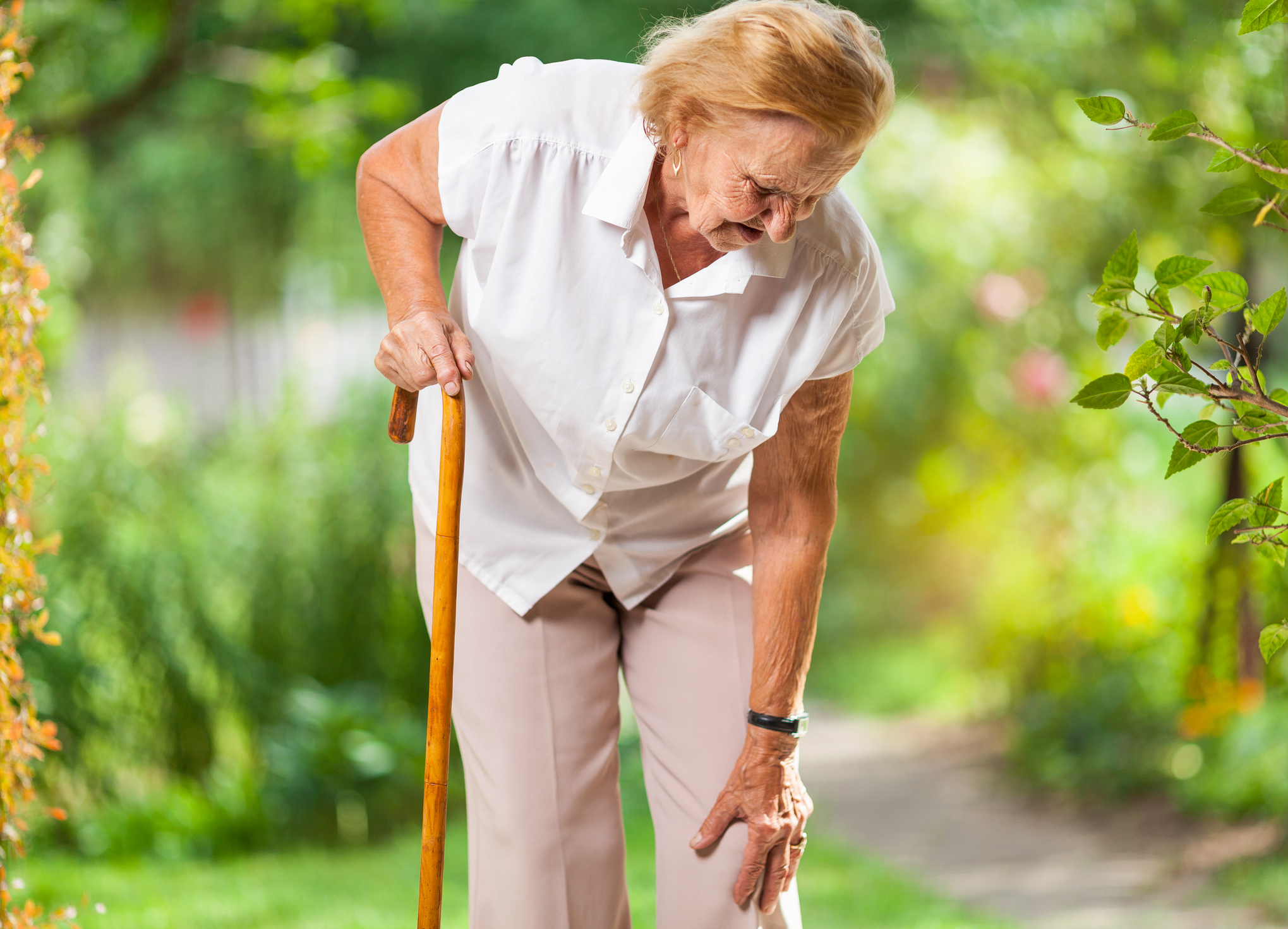 Senior joint pain can increase the risk of falls in the elderly.
